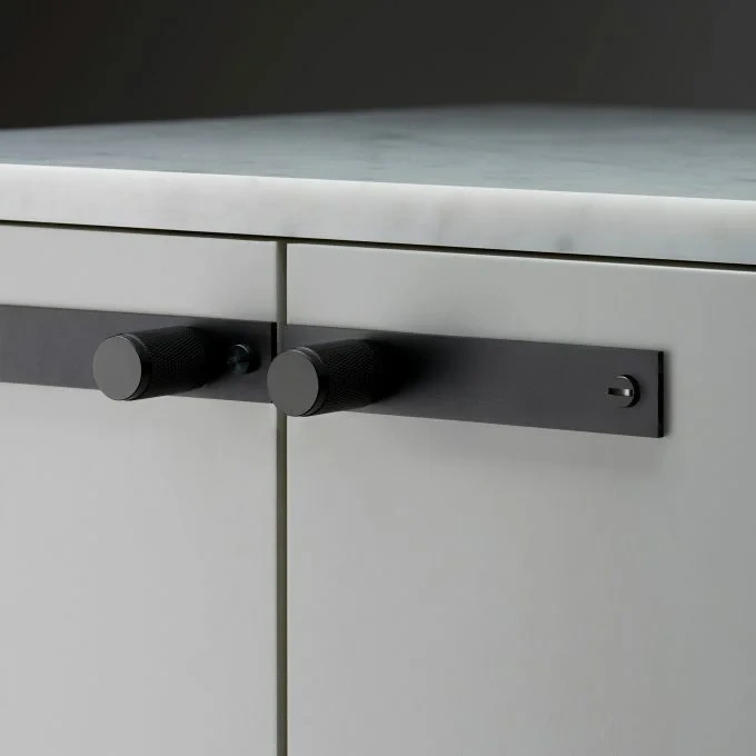 Черные матовые ручки MyOry Cell Max на кухонном гарнитуре премиум-класса Черные матовые ручки MyOry Cell Max на кухонном гарнитуре премиум-класса