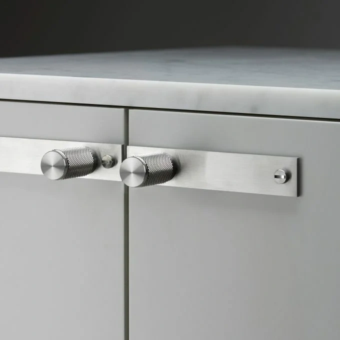 Ручки для мебели из нержавеющей стали Cell Max Ручки для мебели из нержавеющей стали с матовой поверхностью и полированными торцами серии Cell Max