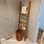 Стеллаж в интерьере ванной Стеллаж для ванной ФОЛИ из массива дуба в скандинавском интерьере