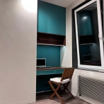 Рабочий стол на балконе — компактное рабочее место с видом на улицу