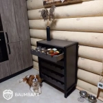Деталь винного шкафа - выдвижные полки из массива дуба крупным планом