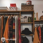 Настенная система хранения в интерьере гардеробной комнаты стиль лофт
