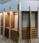 Дизайн шкафа с подсветкой с ящиками из массива дерева и открытыми нишами для декора