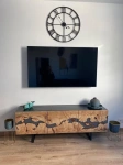 1013-1252-1020-tumba-pod-tv-iz-sleba-klena-s-epoksidnoj-smoloj