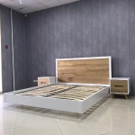  Двуспальная белая кровать 180х200 с массивным деревянным изголовьем в светлой спальне