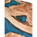Крупный план столешницы стола Delight: фактура каповой ивы и голубая эпоксидная смола, создающая эффект реки