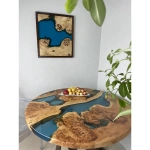 Уникальный круглый стол Delight из массива каповой ивы с голубой эпоксидной смолой, вид сверху