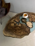 Уникальный журнальный стол Black Island, столешница из среза черного ореха с голубой эпоксидной смолой, фактура дерева