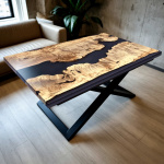 Стол-трансформер «Река» из массива клёна с рекой чёрной эпоксидной смолы на металлических ножках в интерьере гостиной.