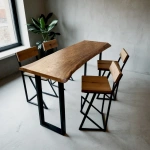 Комплект мебели: барный стол из слэба и стулья с деревянными сиденьями и металлическим каркасом