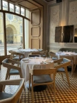 HoReCa. Четыре одинаковых стула из массива дерева вокруг обеденного стола в ремторане в стиле модерн