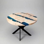 Круглый деревянный стол из клена с голубой эпоксидной рекой, вид на столешницу Art.1252.331