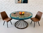 Круглый стол из эпоксидной смолы в современной гостиной с кирпичной стеной и металлическим подстольем id.1252-340-21