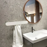 Белая металлическая полка с вешалкой для полотенец в ванной комнате MyOry TowelKing Round с полукруглыми бортиками 