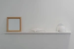 Угловая конструкция белой полки MyOry Thin Inverse— повышенная устойчивость и жесткость