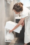 Удобно извлекать пакет с мусором. Подвесное металлическое ведро для мусора MyOry TrashBox Two