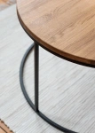 Столешница из массива дуба в журнальном столике MyOry Onyx Wood крупным планом