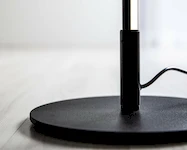 Крупный план основания и алюминиевого корпуса напольного торшера SimpLumen