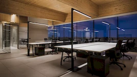 Современный коворкинг с торшерами Gavana для освещения рабочих зон open-space