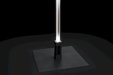 Плоское металлическое основание торшера LightSabre, обеспечивающее устойчивость конструкции