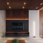 Торшер LightSabre с вертикальным LED модулем и стеклом с трещинами стоит у тумбы TV в светлой гостиной