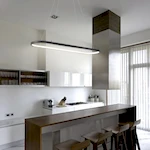 Потолочный светильник Rdlamp освещает барную зону на кухне-столовой