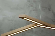 Четыре стальных регулируемых троса и массив дерева у светильника Twig Wood