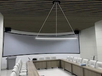 Подвесное LED кольцо OLamp над рабочим столом в современном коворкинге