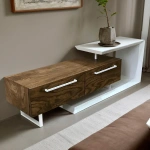 Дизайнерская тумба-столик с асимметричным выступом и комбинацией белого и дерева в интерьере гостиной.