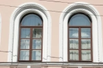 Историческое здание реставрация. Деревянные окна арка