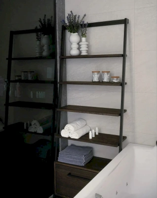 Стеллаж-этажерка чёрный металл и дуб в малогабаритной ванной между ванной и душевой кабиной