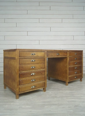 Заказать эксклюзивный рабочий письменный стол в классическом стиле с ящиками "Gouache" цвет коричневый, который станет приятным дополнением к неповторимому дизайну вашей комнаты. Каталог мебели из России - AdtPro. Id-1