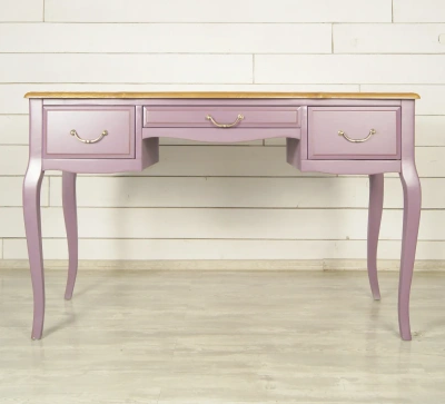 Изготовленная нами мебель на заказ - стол письменный с тремя выдвижными ящиками "Leontina lavanda" цвет лавандовый несомненно станет предметом интеьера, на который невозможно будет необратить внимание. Каталог мебели из России - AdtPro. Id-0