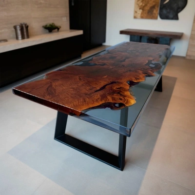 Дизайнерский обеденный стол как акцент в минималистичном интерьере кухни-столовой