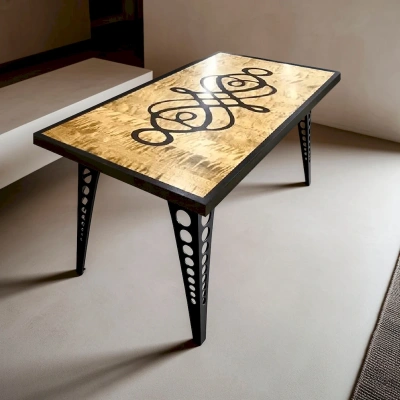 Обеденный стол в стиле лофт из светлой пламенной березы с черным смоляным орнаментом и темной каймой на металлических ножках в интерьере гостиной.