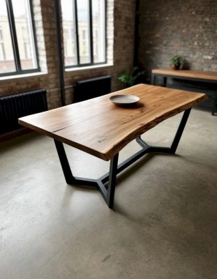 Индустриальный обеденный стол из натурального дерева в интерьере лофт с кирпичной кладкой