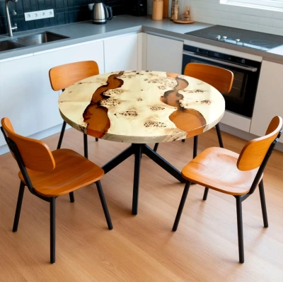 Обеденный светлый круглый стол из слэба тополя Poplar в белой кухне