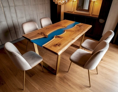 Обеденный стол из массива вяза с синей эпоксидной рекой и золотистыми ножками, вид сверху