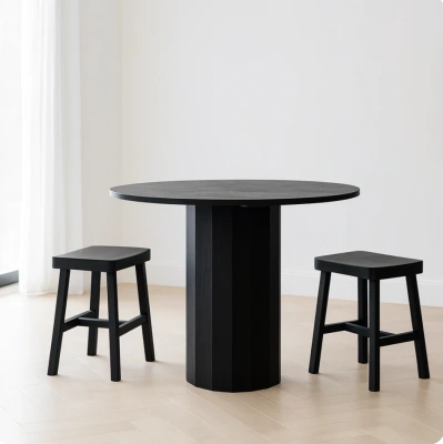 Черный дубовый стол с монолитной ножкой в основании для скандинавской столовой с черными стульями