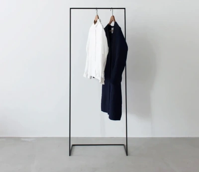 Металлическая вешалка MyOry Rail с платьями и рубашками на плечиках