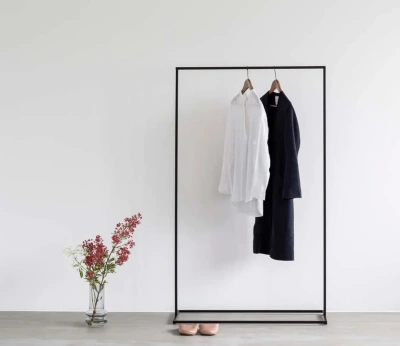 Металлическая вешалка MyOry Mono с одеждой на плечиках в стиле лофт