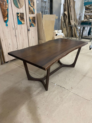 Длинный обеденный стол из массива американского ореха с дизайнерским основанием в цеху