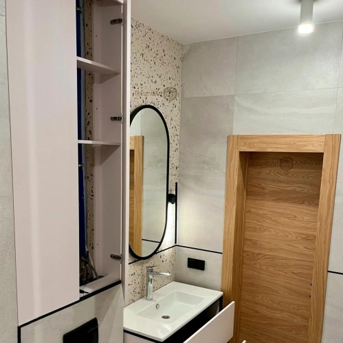 белый сантехнический шкаф над инсталляцией для ванной комнаты