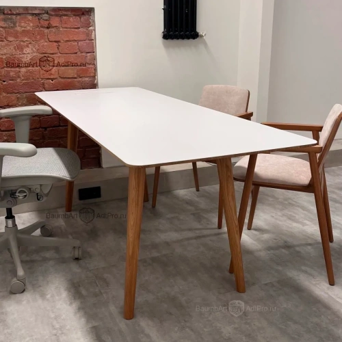 Белый рабочий стол в скандинавском стиле из массива дуба в переговорный кабинет