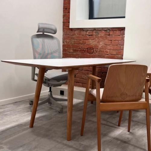 Белый рабочий стол в скандинавском стиле из массива дуба в кабинет