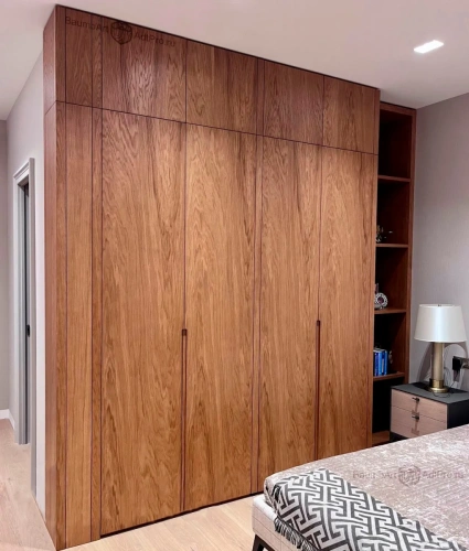 Встроенный шкаф с фасадами из МДФ со шпоном дуба – элегантное и функциональное решение для вашего дома