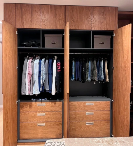 Вместительные тумбы в шкафу с выдвижными ящиками, также отделанными шпоном дуба, обеспечат достаточно места для хранения белья и других вещей