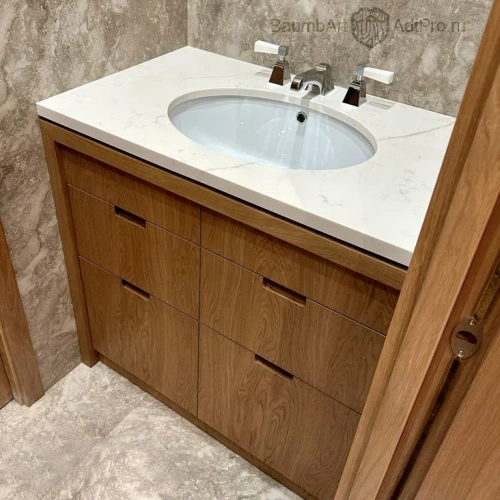 Столешница изготовлена из искусственного камня, который легко чистится и устойчив к влаге