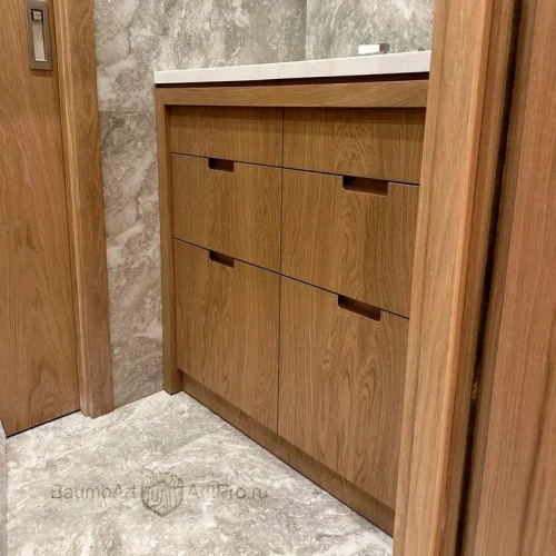  Благодаря вертикальному рисунку шпона и уникальной фрезеровке, тумба в ванной визуально вытягивает пространство