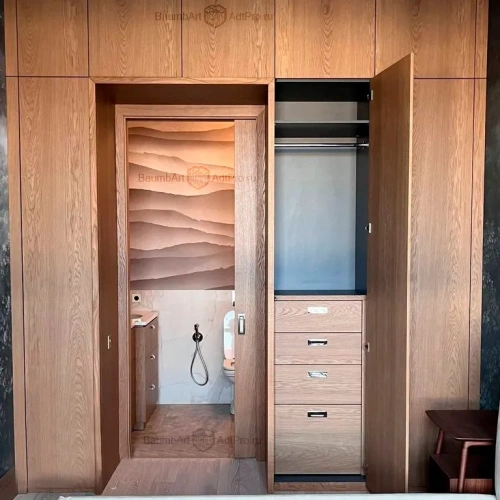 Шкаф с потайной дверью - вид на скрытый вход в санузел из мастер-спальни